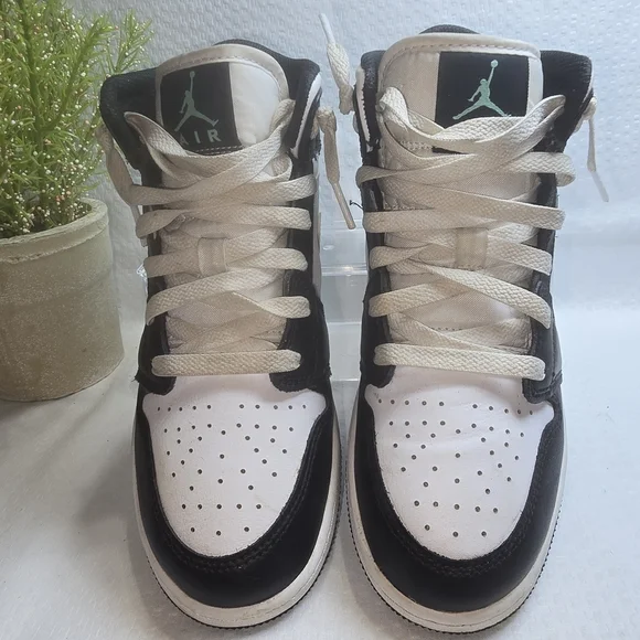 NIKE AIR JORDAN 1 MID WHITE BLACK GREEN GLOW YOUTH SIZE 5 EUC - Picture 5 of 8